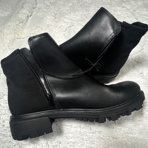 NWT Unisa Chelsea Boot Size 11 - Picture 1 of 5